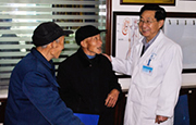 74歲老人患結(jié)石 醫(yī)院愛(ài)心救助幫尋親