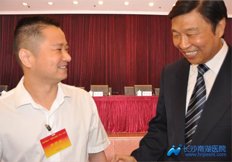 中央政治局委員、國(guó)家副主席李源潮在全國(guó)青聯(lián)常委會(huì)期間與我院集團(tuán)董事長(zhǎng)親切交流