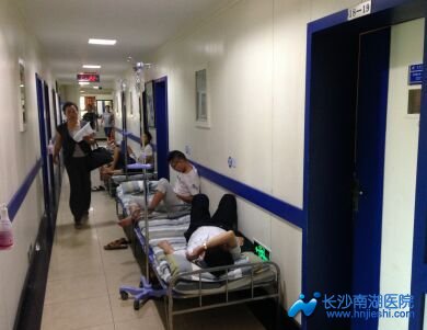 長沙南湖醫(yī)院泌尿外科（結(jié)石）床位加到了走廊
